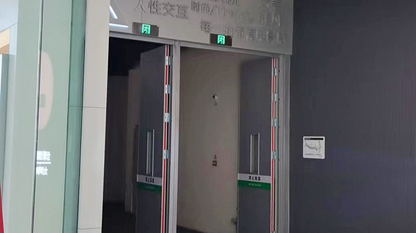 智能疏散指示系统能否在断电时正常运行？