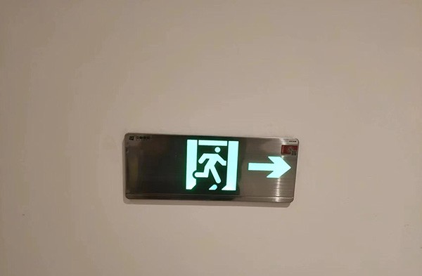 应急疏散系统如何适应不同类型的建筑物？ 