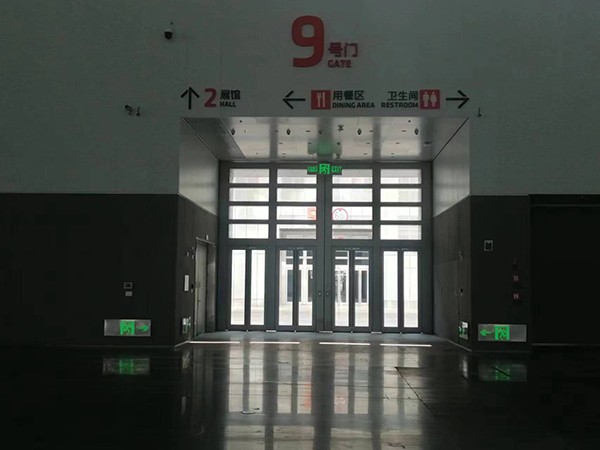 智能疏散指示系统如何实时感知火灾并作出反应？