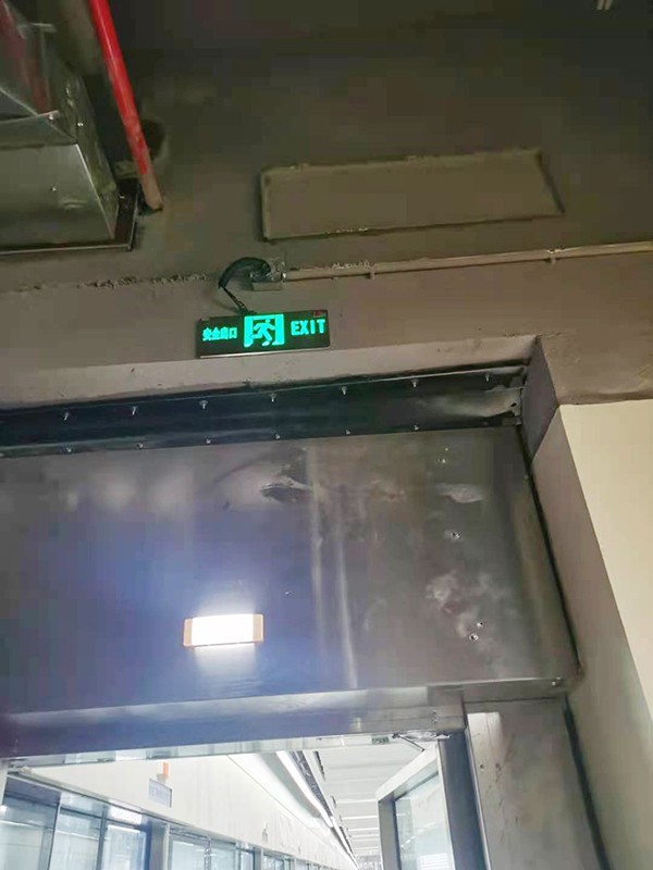 智能疏散指示系统是否具备应急照明功能？
