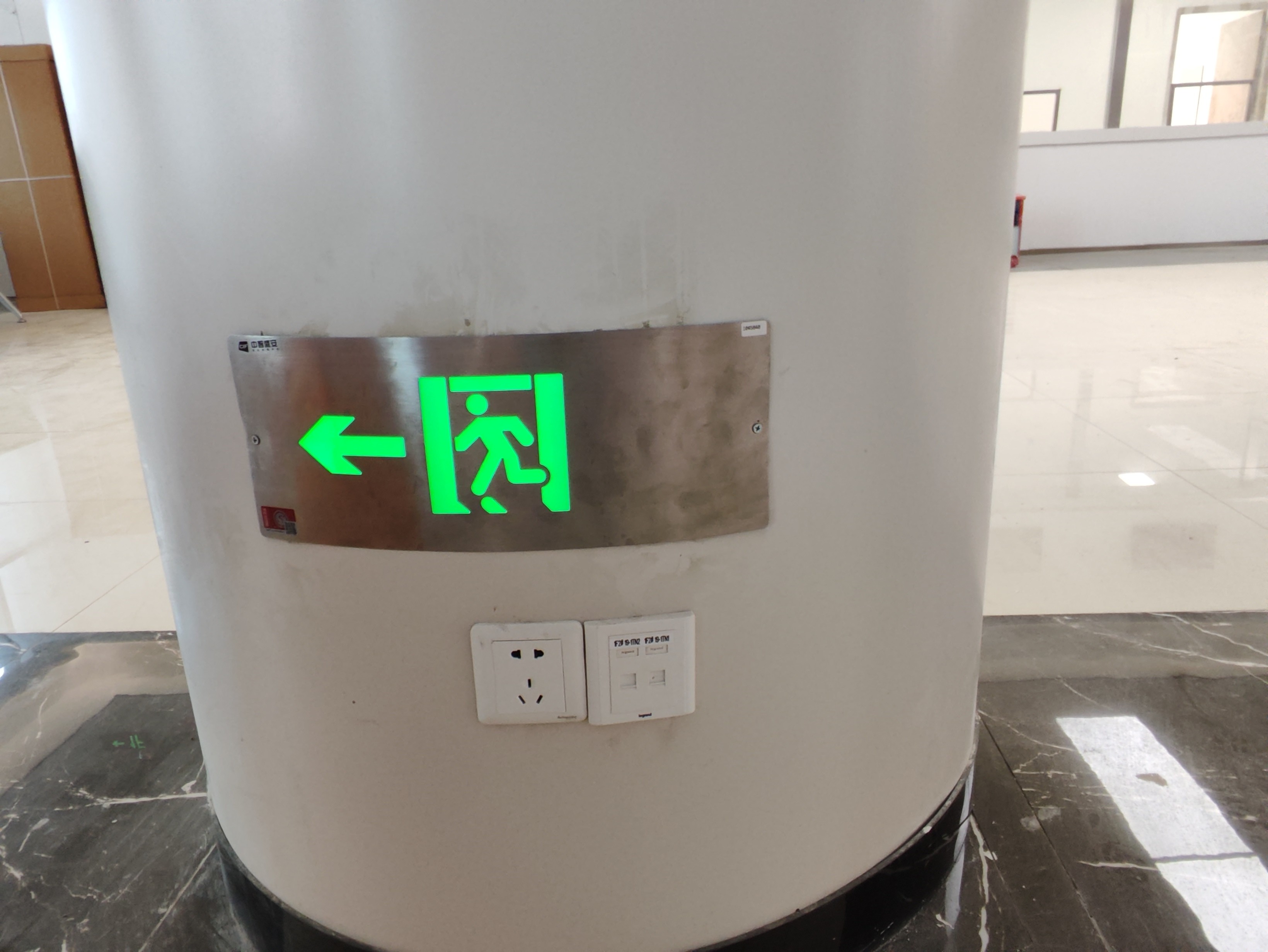 应急疏散系统能否在夜间或低光照条件下正常工作？