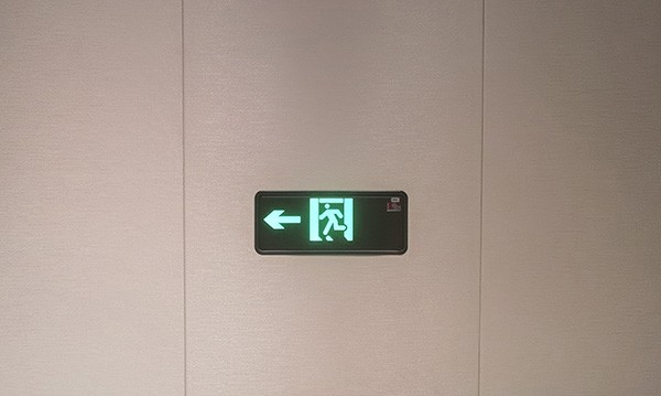 智能疏散指示系统如何适应不同光线条件下的工作环境？