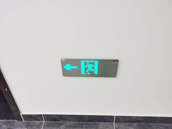 智能疏散系统是否具备自我诊断和维护功能？